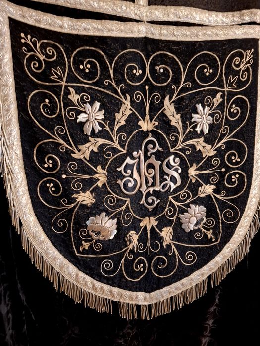 Zabytkowa kapa liturgiczna ze stułą – bogata ornamentyka, unikat