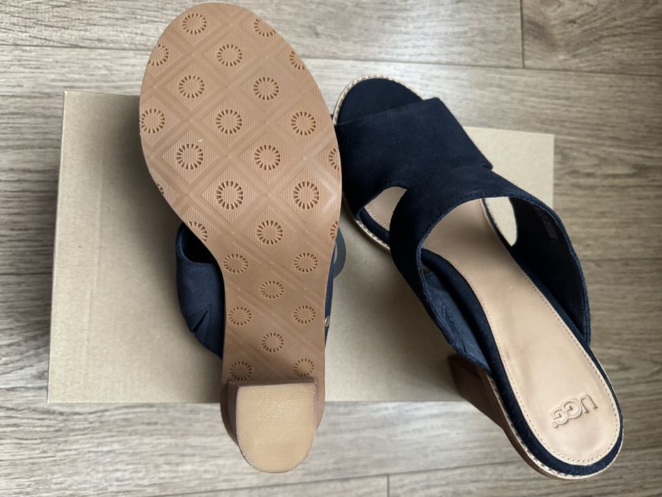Продам босоніжки UGG