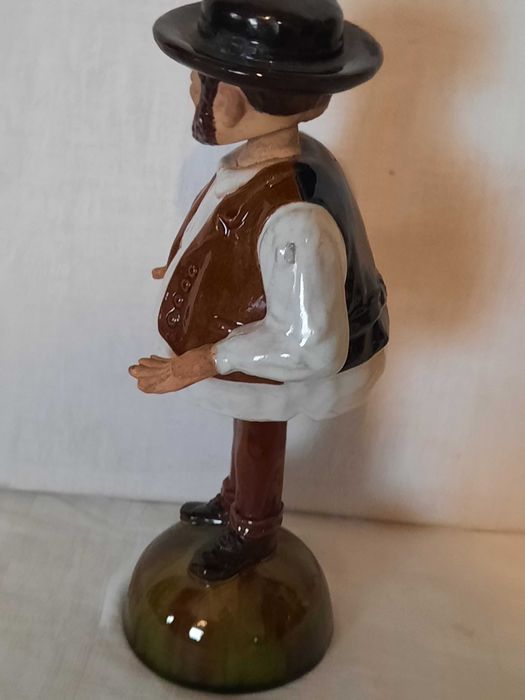 Zé Povinho figura de movimento em faiança das Caldas