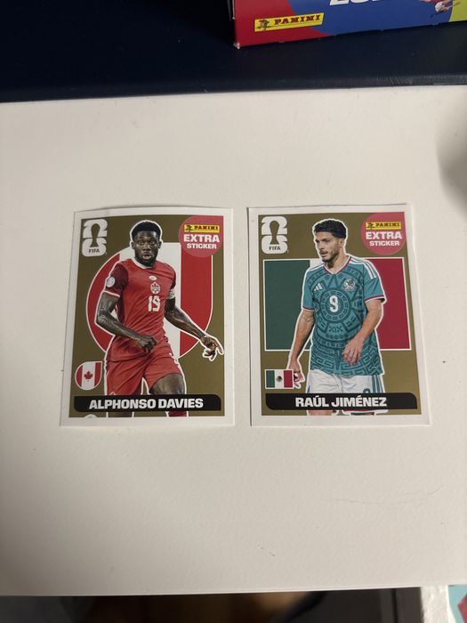 Cromos gold de Raul jimenez e alphonso davies