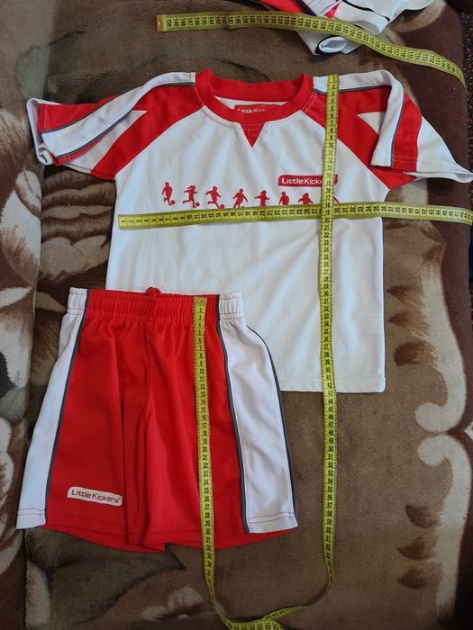 Продам  мальчиковые костюмы футбольные,104- 110 - 150,   бутсы, гетры,
