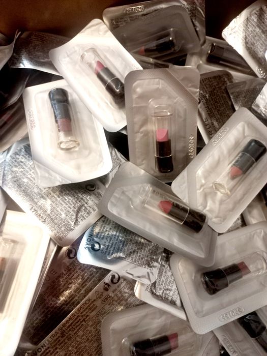 Zestaw 15 szt mini szminki szmineczki pomadki Avon mix