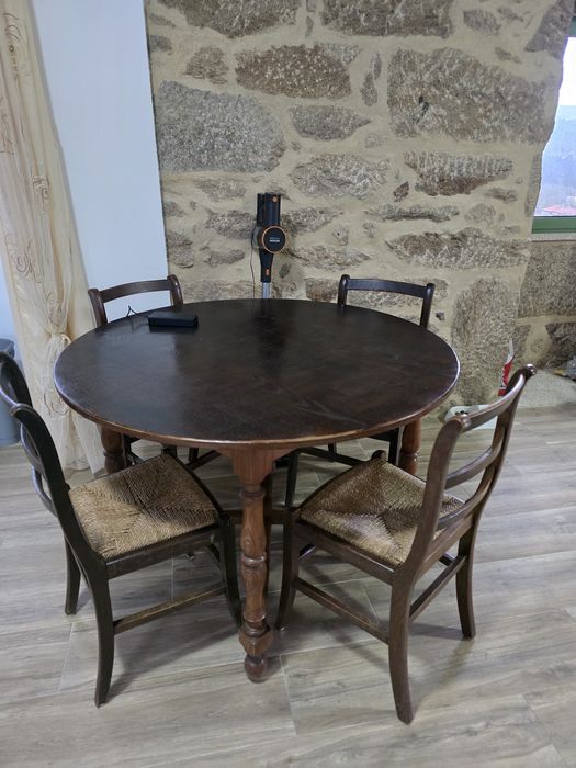 Mesa redonda com 4 cadeiras