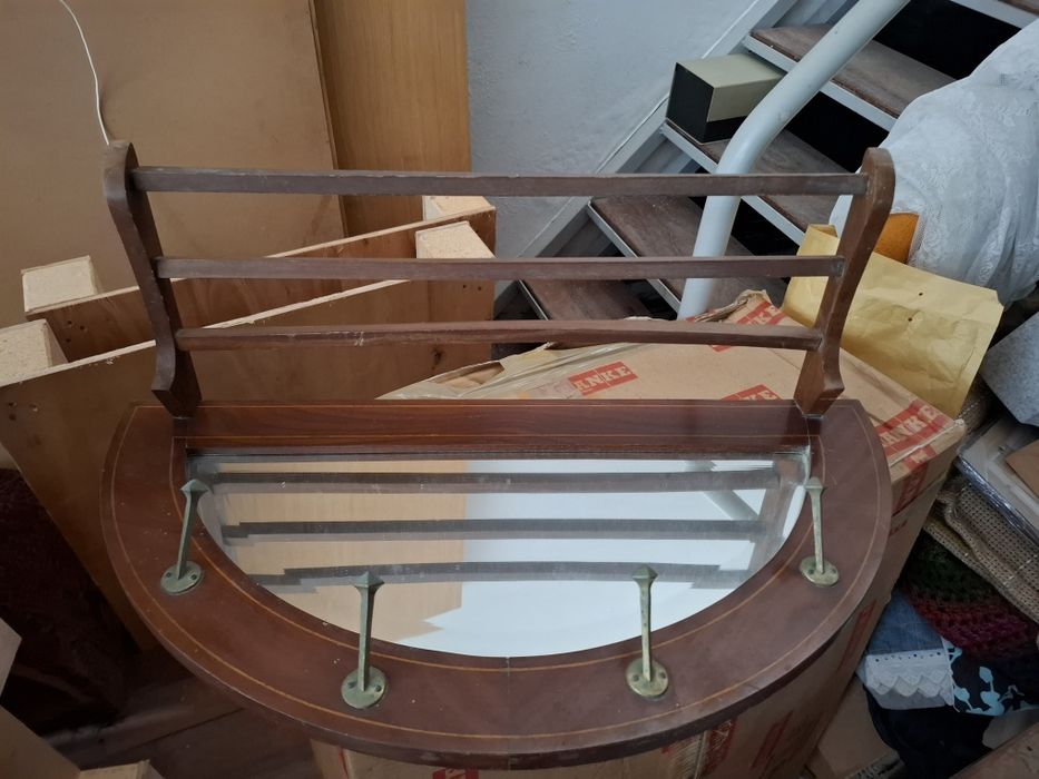 Bengaleiro rústico com espelho e prateleira