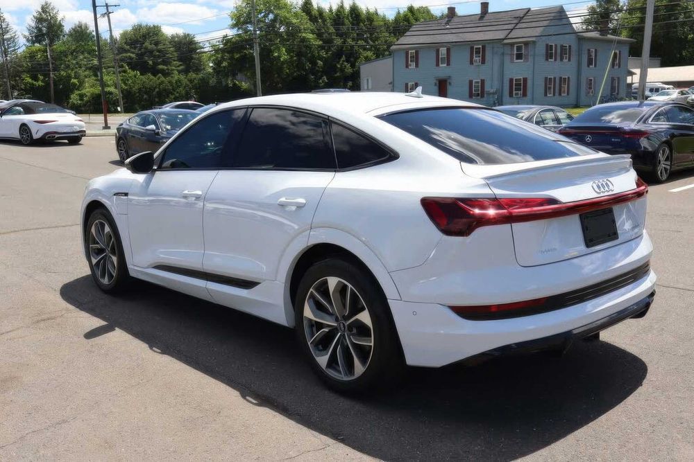 Audi E-Tron      2022