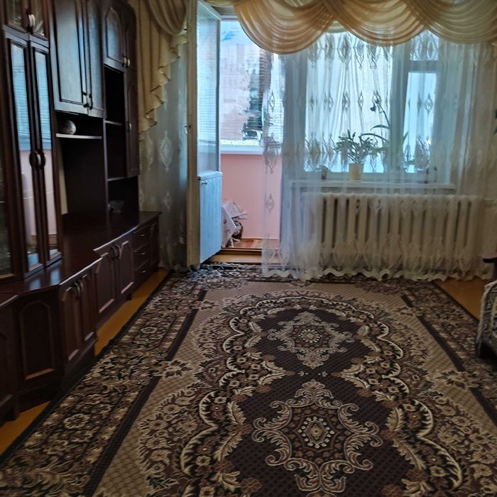 Здаеться окрема кімната для дівчини, всі зручності