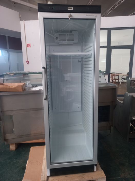 Armário com porta de vidro para bebidas