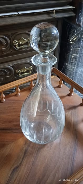 Garrafa e jarro de vidro