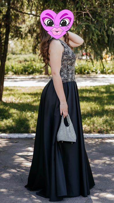 Неймовірно-красива сукня !Корсет  ручноі роботи вишитий бісером