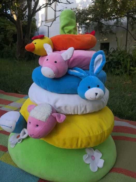 Torre de encaixe em tecido