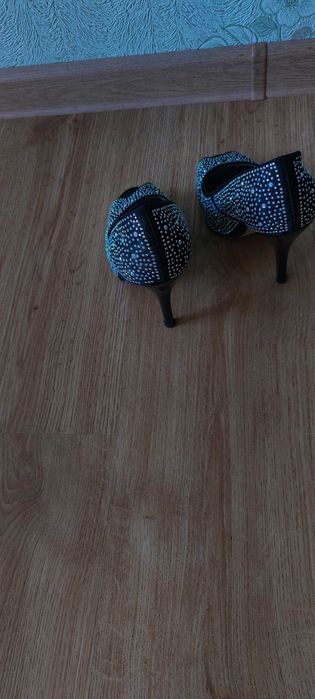 Туфлі на шпильці