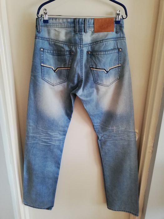 Męskie jasne jeansy.
