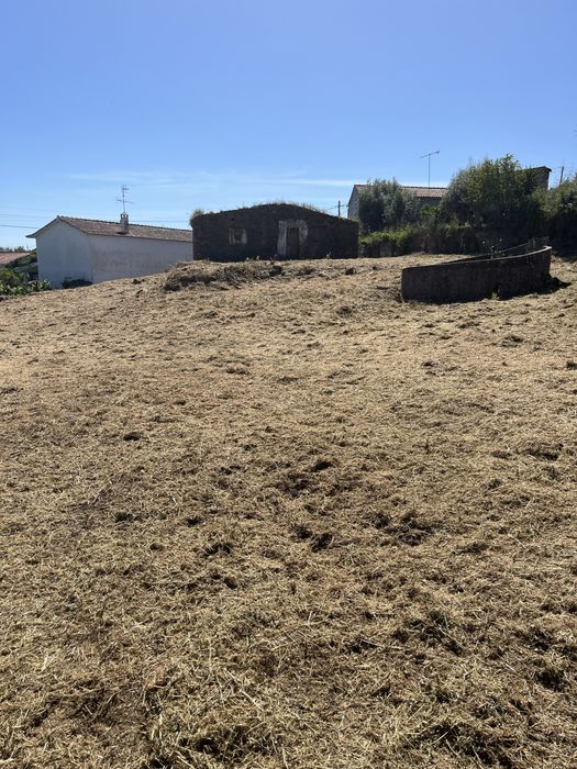 Ruina, terreno urbano com ruina com uma otima exposiçao solar