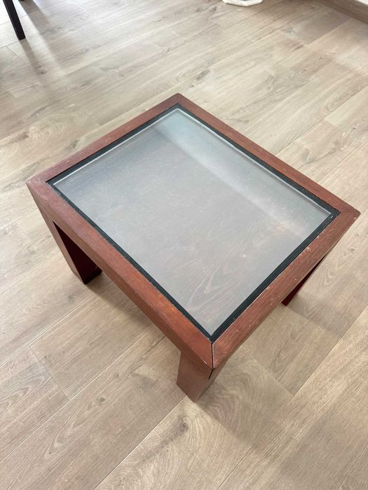 Mesa de apoio em madeira com tampo em vidro