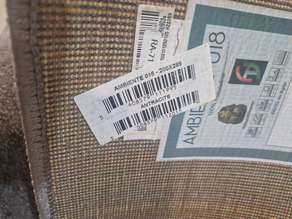 Vendo três carpetes uma deles bastante grande