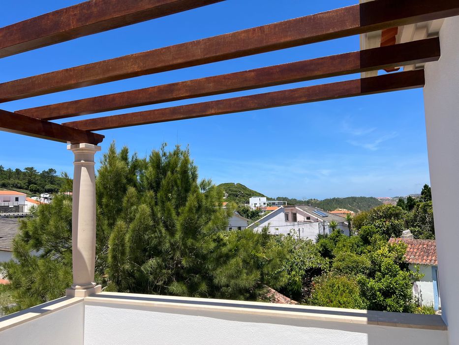 Moradia Geminada T5 em Salir do Porto com garagem ampla e terraço