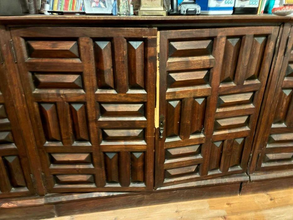 Armário estante com design geométrico