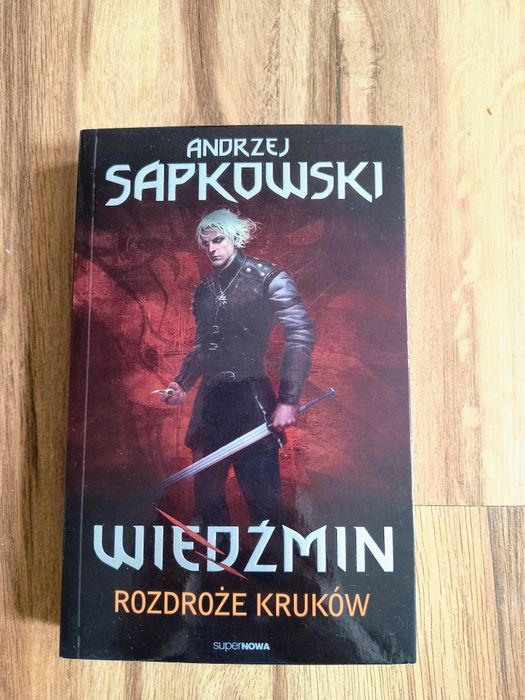 #612 Wiedźmin Rozdroże Kruków czerwona seria