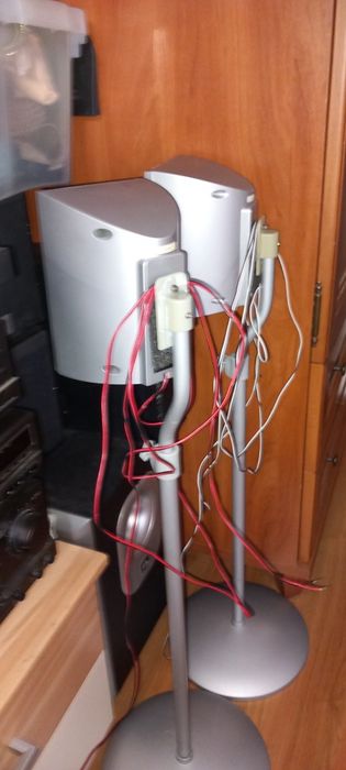 Wieża Dual. Aux,MP3,USB z głośnikami na statywach.