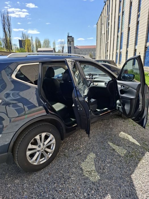 Машина Nissan Rogg