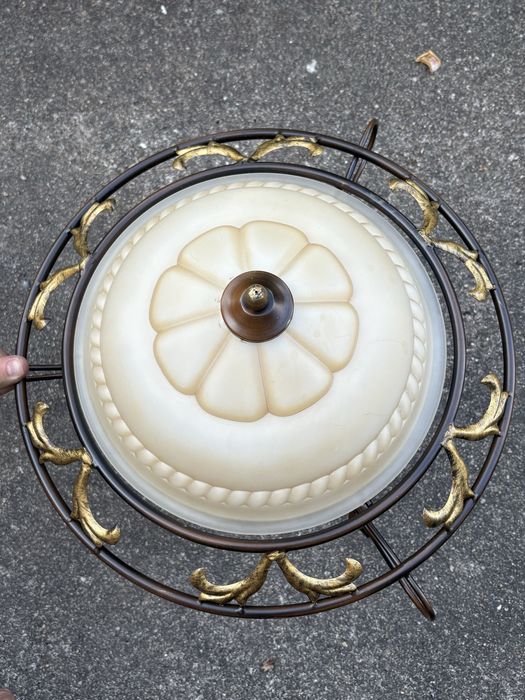 Candeeiro de Teto Clássico em Ferro e Vidro Fosco – Estilo Vintage Elegante
