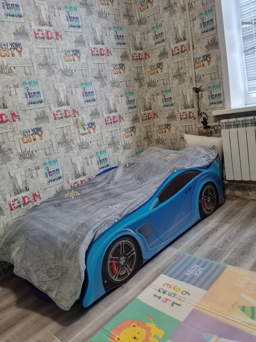 Продам детскую кровать машина