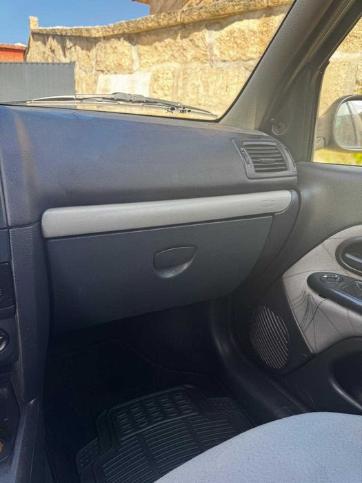 Renault Clio II 1.5 dCi Comercial (2002) – Muito Estimado & Económico