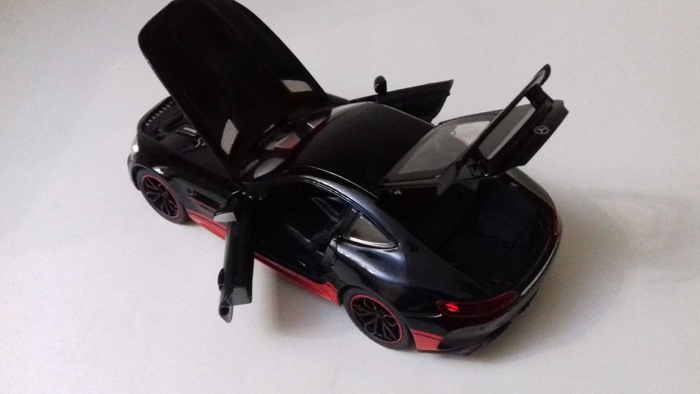 Металлопластиковая 1:24 модель  Mercedes-Benz Свет, звук,инерция GT69