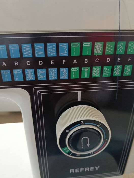 Máquina de costura REFREY