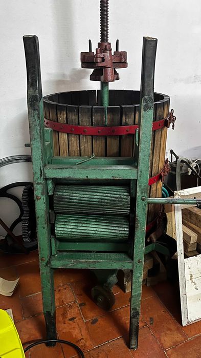 Prensa de Vinho em Madeira e Esmagadora de Rolos