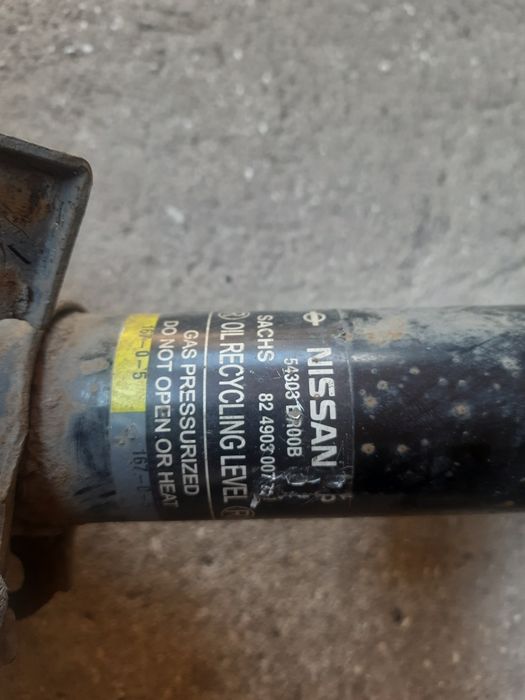 Амортизатор передній Nissan Qashqai  з пружиною