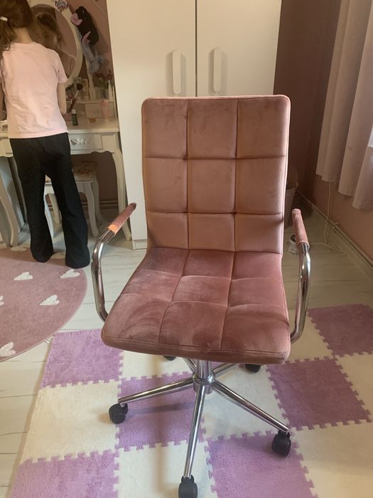 Fotel obrotowy welurowy pudrowy róż