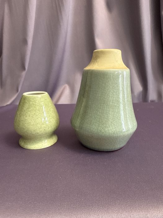 Токкурі (ваза з вузьким горлом), кусеноаші для приготуваня чаю матча.
