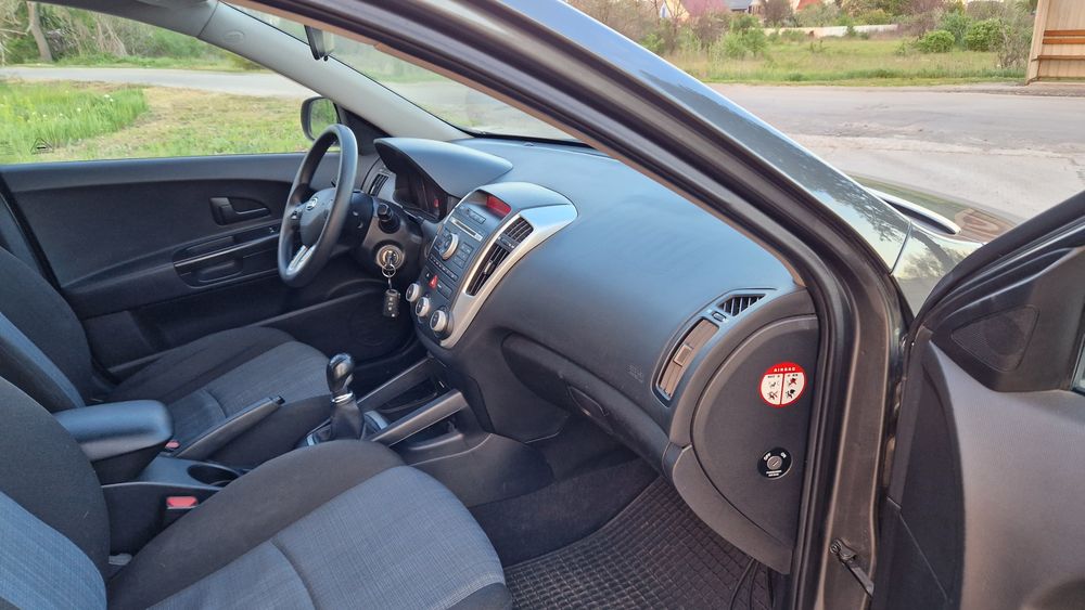 Автомобиль Kia Cee'd универсал 2009 рік