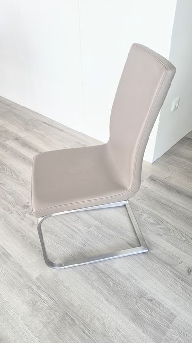 Mesa e cadeiras sala jantar