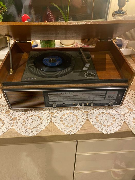 Radioodbiornik Śnieżka z gramofonem. Lata 70