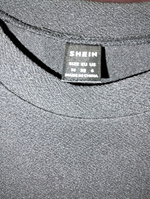 Vestido preto com mangas de renda