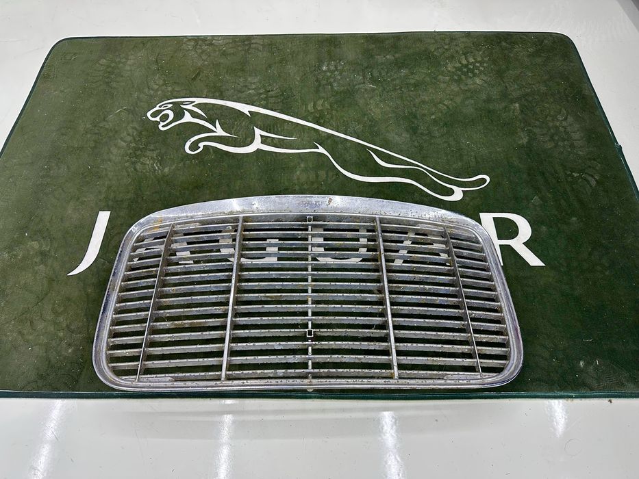Grelha jaguar XJ6 serie 1