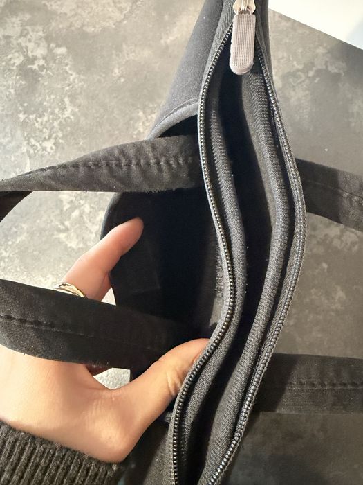 czarna piankowa torba z uchwytami rączkami na laptopa notebooka