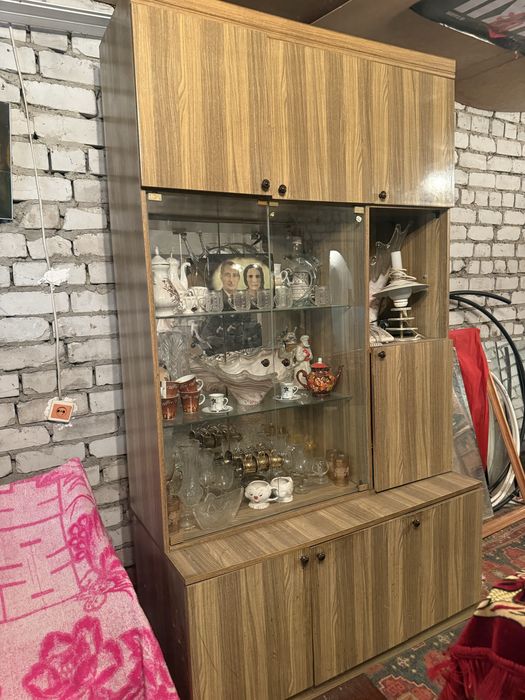 Старая мебель кровати серванты кресла шкафы кухня