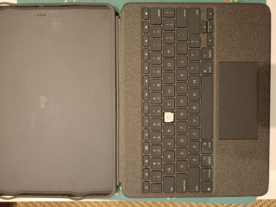 Etui z klawiaturą Logitech- uszkodzona.