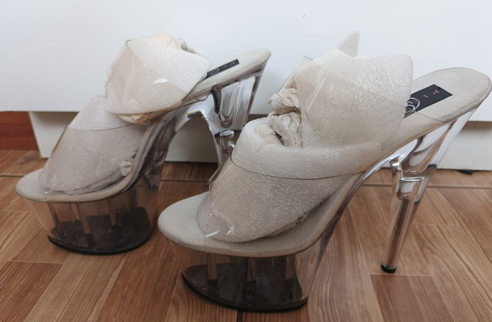 Продам обувь Pleaser