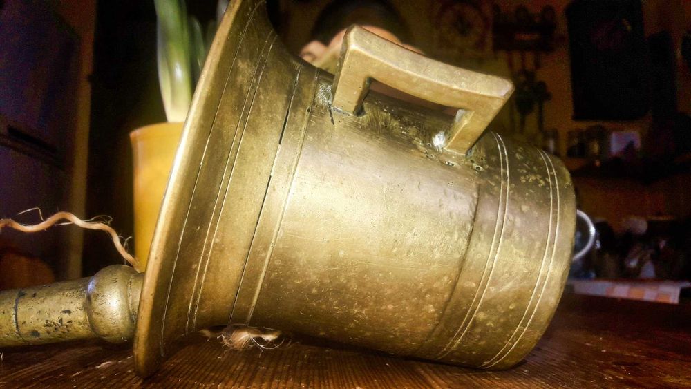 Stary, piękny bardzo duży moździerz mosiądz