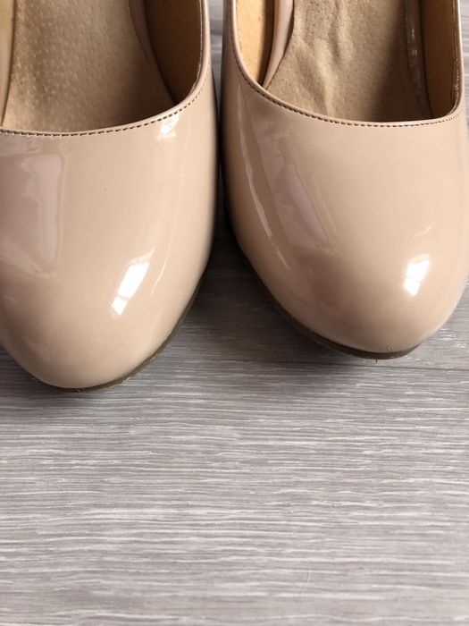 Продам лакові туфлі