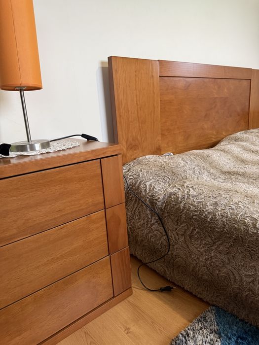 Cama de casal com elevatoria e mesas de cabeceira