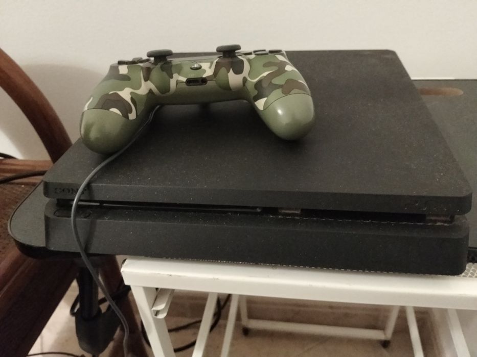 Vendo PS4  com comando com pouco isso