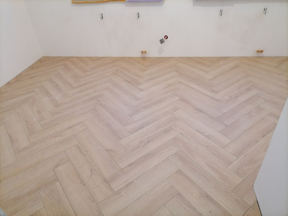 Montaz podłóg drewnianych, Układanie paneli podłogowych , Montaż paneli,