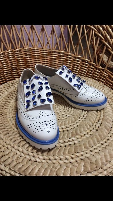 Sapatos brancos com perolas