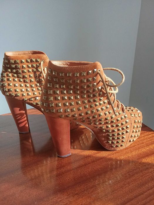 Botim de salto alto em camurça...