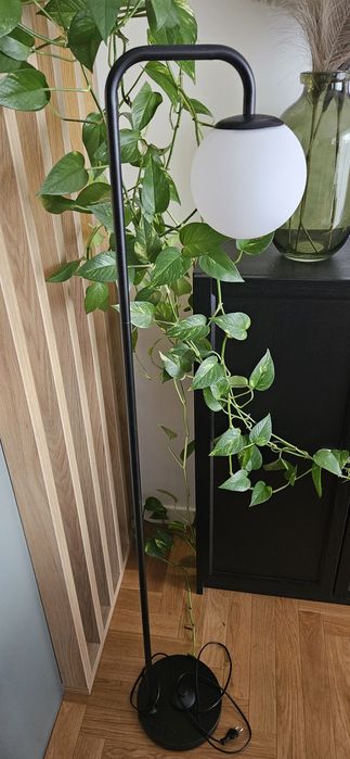 Lampa podłogowa czarna z białym kloszem